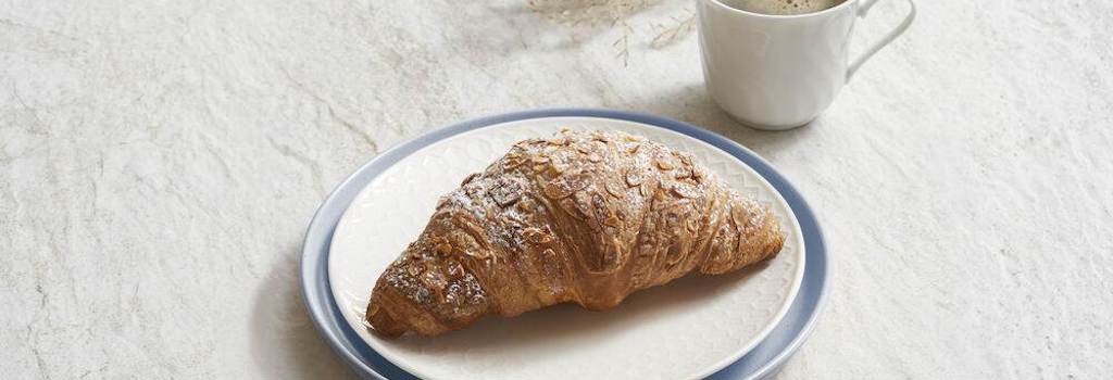 5790008008 Almond Croissant 